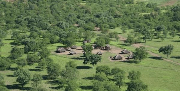 Habitations à la périphérie du parc national non clôturé Gonarezhou au Zimbabwe, dans l’aire de conservation transfrontalière Great Limpopo © A. Caron, Cirad